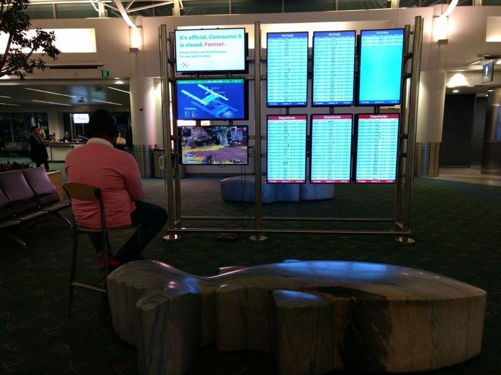 Фанат Apex Legends подключился к одному из мониторов в аэропорту, чтобы сыграть перед отлётом