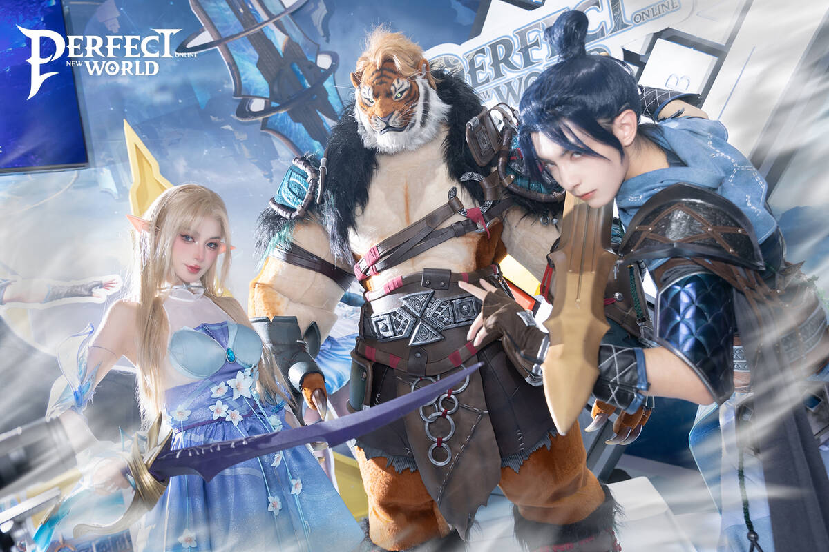 Косплей по MMORPG Perfect New World с презентации ChinaJoy 2023