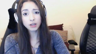 Игроки требуют заблокировать стримершу Twitch с синдромом Туррета за грубые высказывания