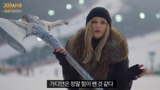 Девушка из России размахивает большим топором в корейской рекламе Стража из Black Desert